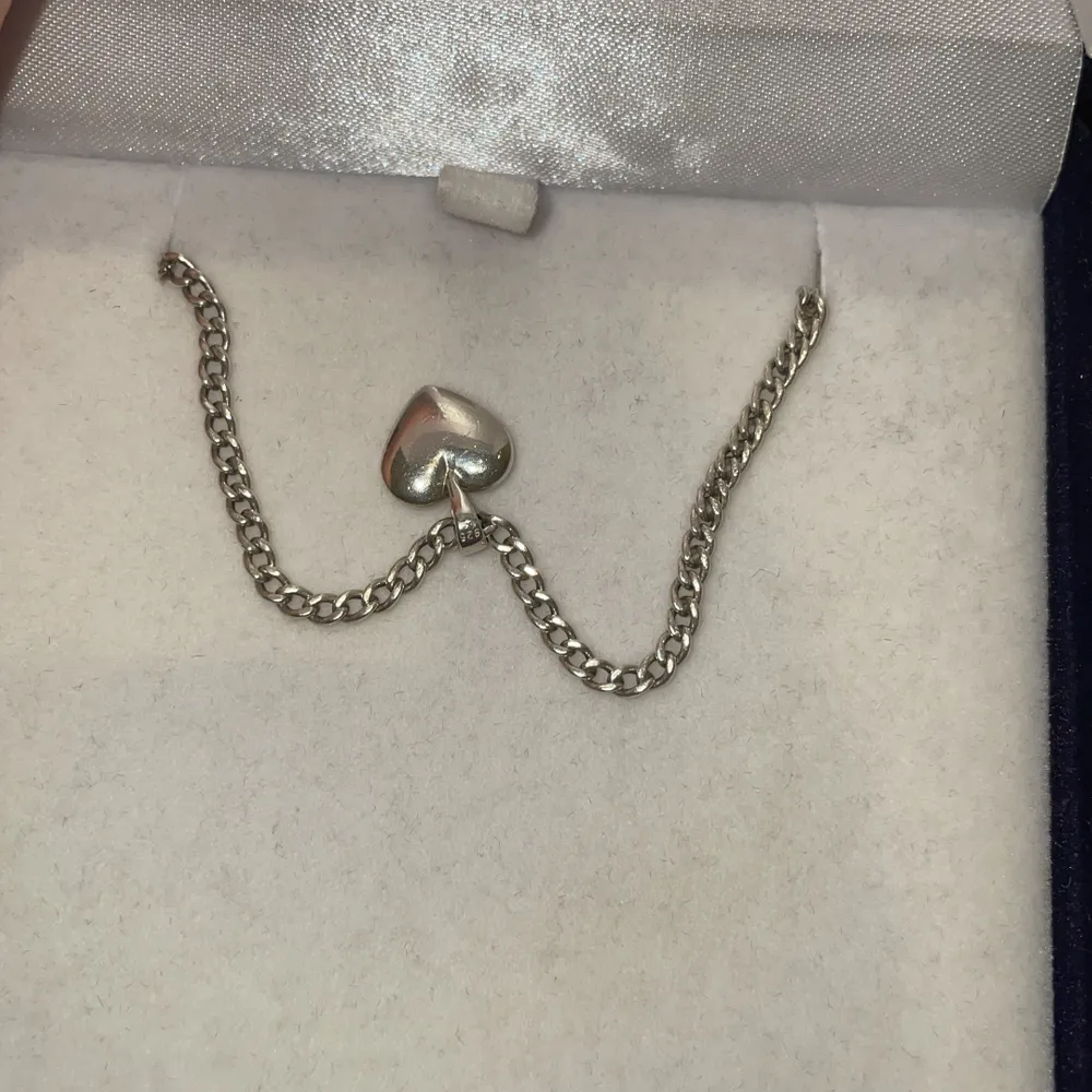 Silver halsband, med längre kedja. Både äkta silver kedja och silver hjärta (925). Halsbandet är från hallbergsguld och är bara användt några gånger (bra skick).. Accessoarer.