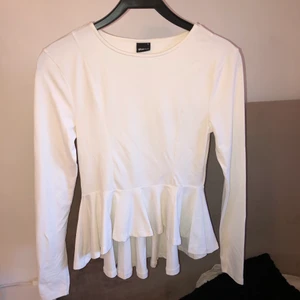 Vit tröja Ginatricot strl S - Använd en gång, inget slitage. Skriv för mer information. Väljs leverans står kund för leveransen