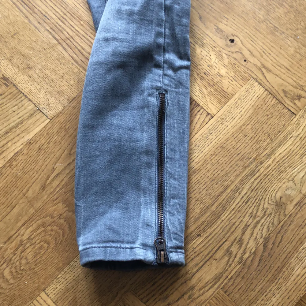 Vanliga grå jeans, bra passform, kortare i benen med dragkedjor på sidorna av nedre benet, true to size, köparen står för frakten. Jeans & Byxor.