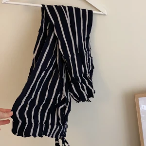 Randiga vida byxor - Randiga vida byxor 💙  Passar både 34 och 36