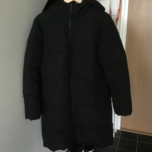 Lång vinterjacka  - Från Vila. Storlek 38/M. Använd 1 vinter