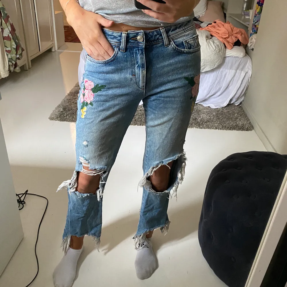 Jeans från Zara i storlek 36 med blommor på. Jeans & Byxor.