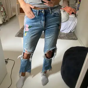 Jeans från Zara i storlek 36 med blommor på