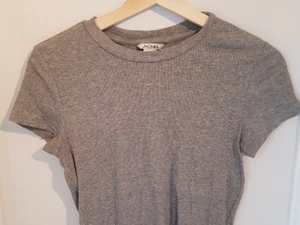 Grå T-shirt - Monki - Grå ribbad topp från Monki. Strl S. Köparen står för frakt. Skriv för mer info/bilder 💕