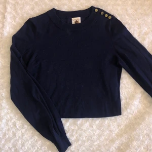 Marinblå tröja  - Superfin marinblå tröja från Gina tricot☺️ Har fina guldiga knappar på högra axeln (se bild 2), är i S men passar även mig som har M 🙌