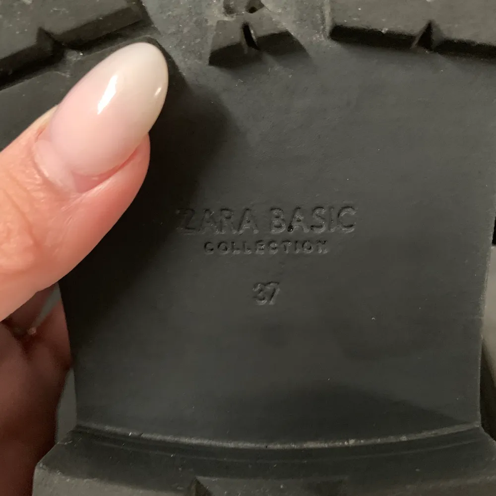 Supersnygga svarta boots från Zara med coola detaljer och i nyskick då de knappt är använda! 💘 Köpta för 899kr säljer för 399kr eller bud. Kan mötas upp eller skicka (+frakt då!)💘. Skor.