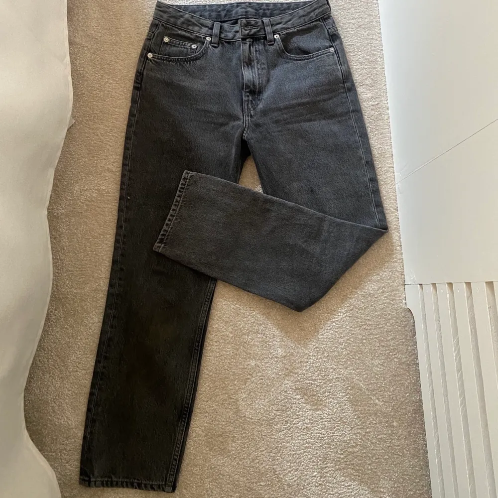 Ett par gråa flared cropped jeans från Arket. Storlek: W26, står även mer information på sista swipen! Använda ett par gånger.. Jeans & Byxor.