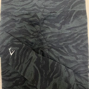 Zebramönstrade tights från Gymshark  - Superfina zebramönstrade träningstights från gymshark i storlek S. Sparsamt använda och har inga defekter! Hör gärna av er om ni har några frågor eller vill ha fler bilder 💕