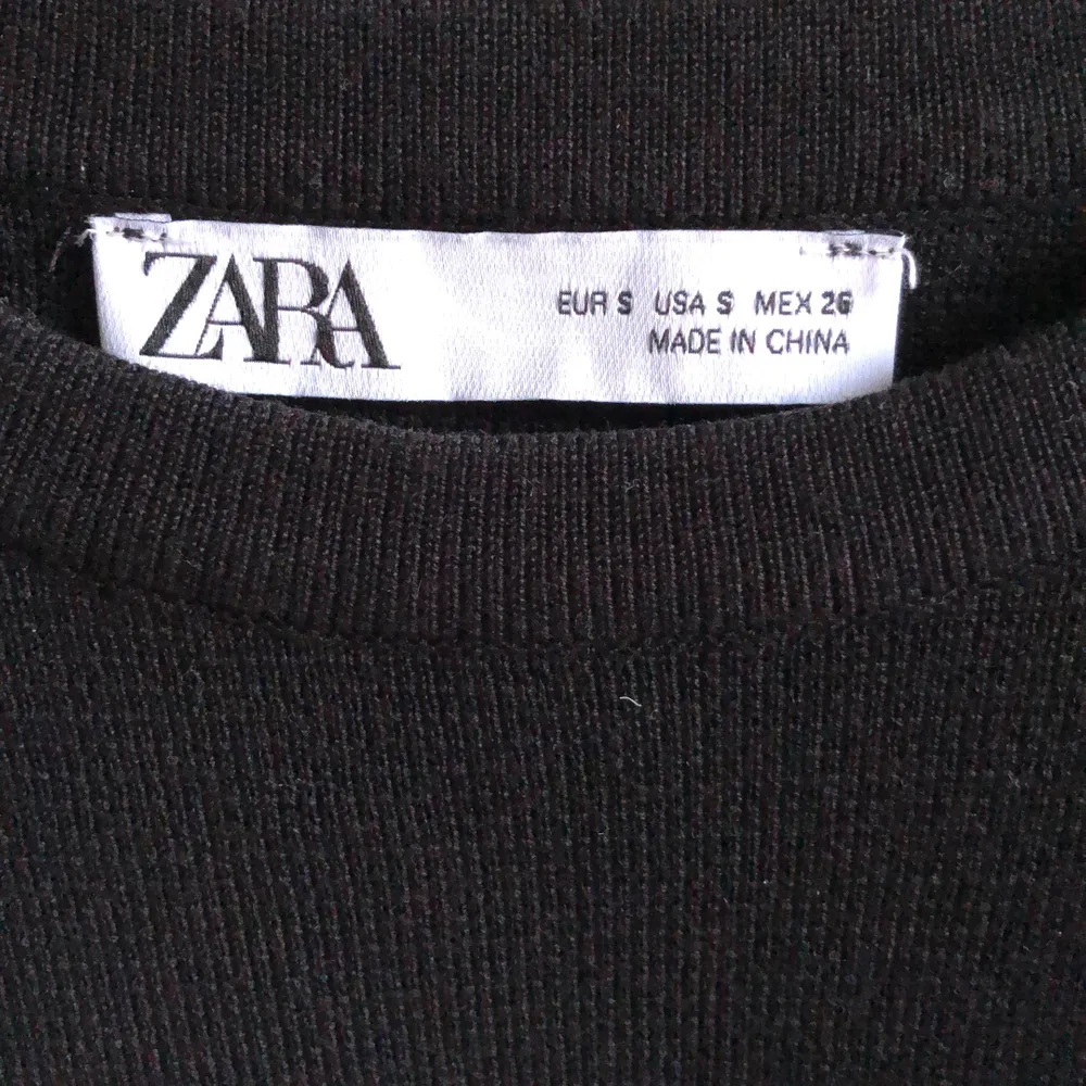 Stilren lite tjockare t-shirt från zara som tyvärr inte kommit till användning. Köpare står för frakt på 66kr. Toppar.