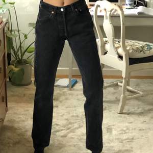 Skitsnygga svarta vintage Levi’s 501 jeans! Passar skitsnyggt och de är långa! Står W28 men skulle säga att de är lite mindre än så (26-27). Köpta för ca 1000 vintage. Buda från 500 +frakt.