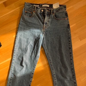 Jeans  - Säljer dessa jeans från pull & bear. Lite slitna och trasiga vid midjan som man ser på sista bilden. Sitter bra på mig som är 162 cm. 