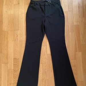 Kostymbyxor  - Utsvängda svarta kostymbyxor från only. Med fickor. Jätte bra skick nästan oanvända. Använda någon enstaka gång. Skick : 10/10. Materialet är skönt och det sitter väldigt fint på. Skulle säga att de passar någon i längd mellan 163 och neråt för att vara söker på att de inte blir lite korta. 
