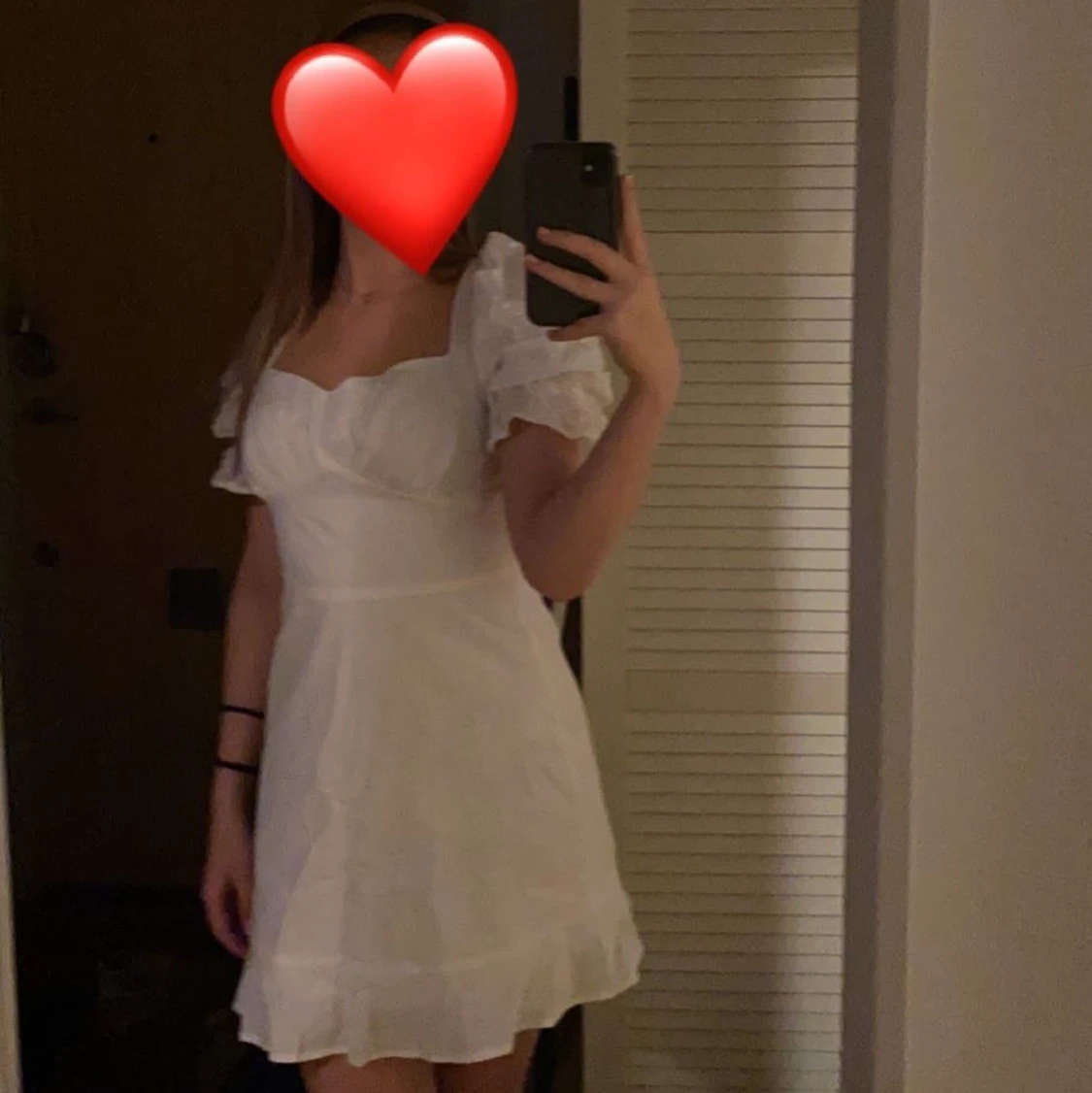 Vit klänning med snörning och volang