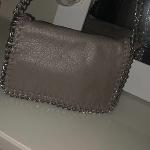 Tiamo väska grå  - En jätte fin väska som är grå i färgen. Några partier som blivit rostiga går antagligen att göra rent. 