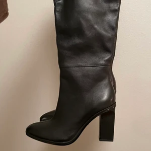 Svarta Zara Klackar!  - Säljer nu dessa snygga och sköna stövlar, då dem ej kmr till användning tyvärr! Köpta här på plick, storlek 38 men passar absolut en 37a också!🌟                                           (Lånade bilder) men de är exakt samma skor som på bilderna!🌸 Buda från 500kr