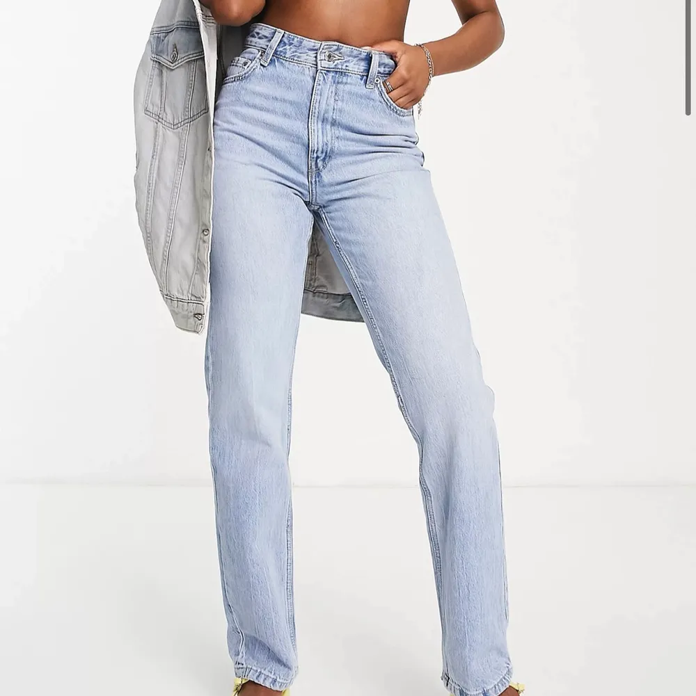 Raka i modellen, sitter alltså tight upptill och lösare vid fötterna. Jeans & Byxor.