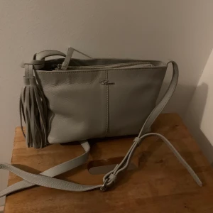 Skinnhandväska rizzo - Handväska från rizzo. Så gott som oanvänd! Köparen betalar för frakt! Men kan även mötas upp. Nypris: 1500kr