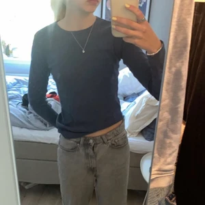 Marinblå tröja - Säljer en jättefin stickad långärmad från brandy Melville, i en mörkblå färg😇 stickingen har även små mönster i sig som jag ska lägga in bilder På☺️ säljer då den inte kommer till användning, nypris tror jag ligger på 250-200kr🤍