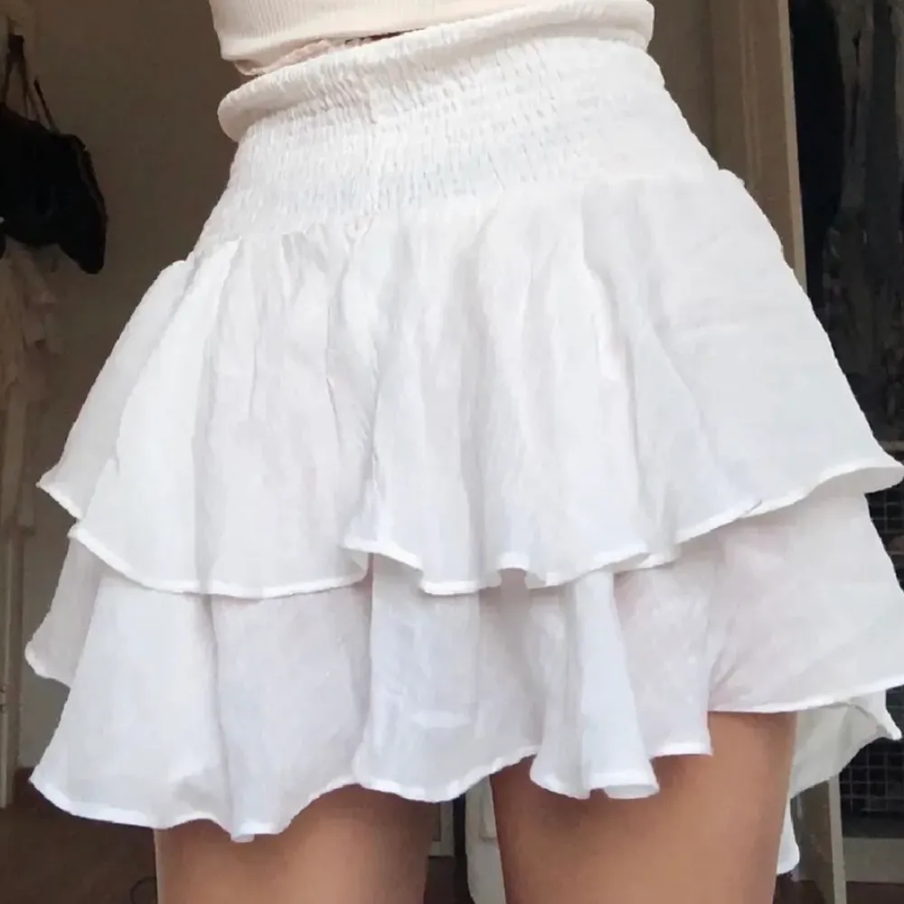 Älskar denna kjol men har en annan vit och behöver inte två. 🤍. Kjolar.