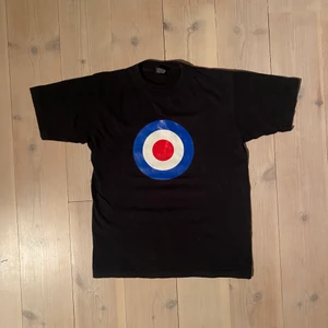 Vintage spitfire T-shirt - En väldigt sällsynt och vintage T-shirt med spitfire loggan som blandannat funnits på gamla krigsflyg och märken som reckless scholars har tagit inspiration från den. Skick 9/10 felfri enligt mig med tanke på åldern. Storlek S men sitter mer som en boxy M