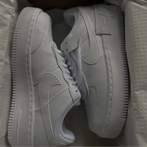 Air force 1 - (Lägger upp igen pga oseriösa köpare❤️)Nya airforce 1, inga skador eller defekter. I totalt nyskick🙌 storlek 36,5 men passar lätt 37! Frakt = 66kr✋ fråkog osv får du om du kontaktar mig (är lätt att få tag på❤️) Ny pris = ca 1400kr så det är ett riktigt klipp🤑