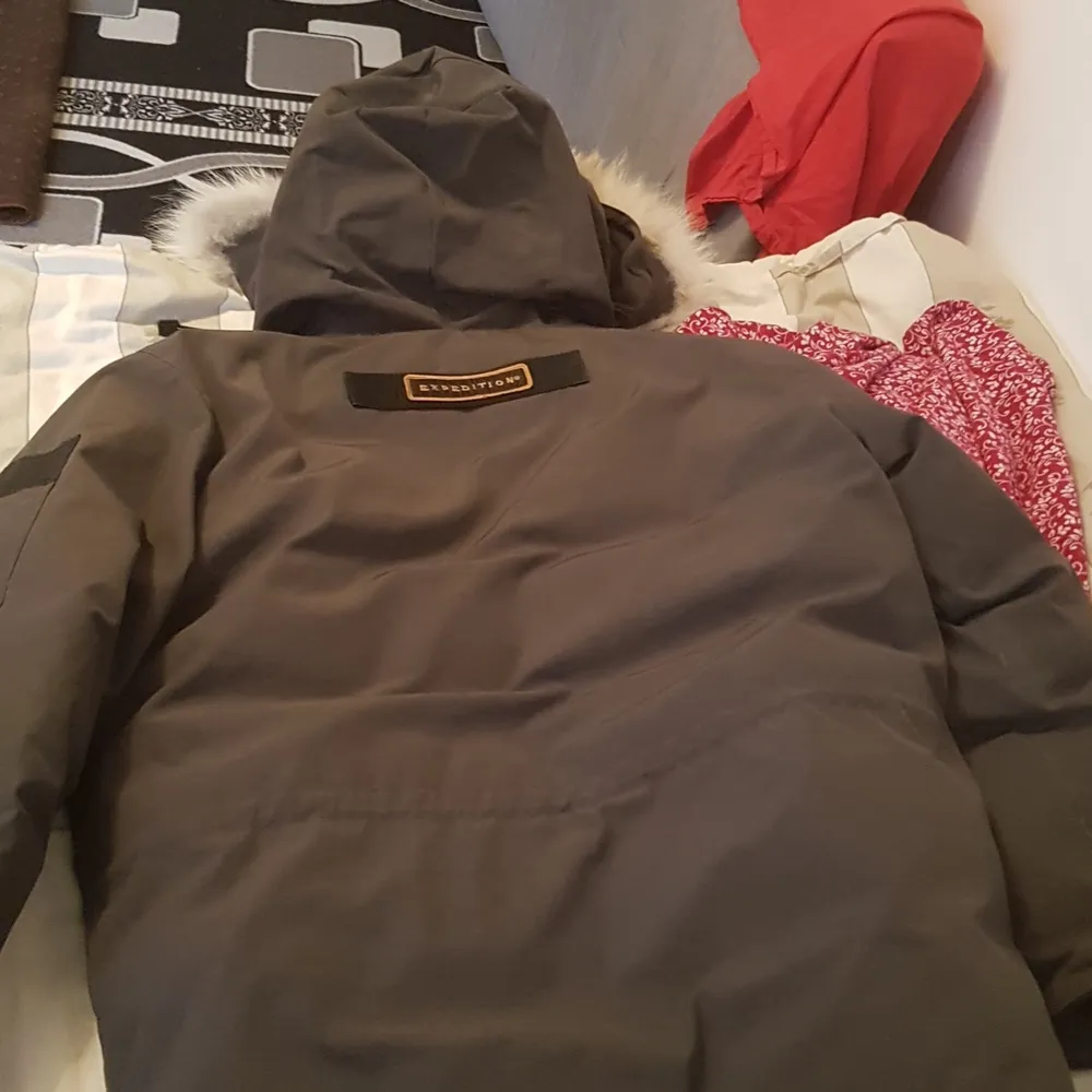 Jag köpte jackan ett år sen den i NK Göteborg jag har tappat bort kvitto på den men den är äkta 100% . Jackor.