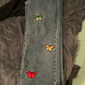Breda byxor med fjärilar på  - Knappast använda och det är meningen att det ska vara uppriva längst nere. De var rätt så stora i midjan hos mig så kan du upp för eventuella 5 kr till haha. Väldigt fina o färgglada. De e i storlek M men passar säkert på nån större/mindre storlek. Priset kan möjligtvis diskuteras:)