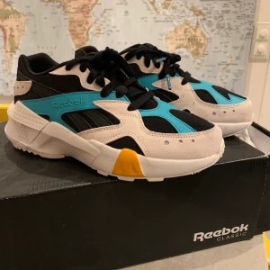 Reebok Classic x Gigi Aztrek Double 93 - Oanvända supersnygga sneakers. Hade missat att det var Unisex så de var tyvärr förstora, men har du lite bredare fötter och storl 38 så sitter de nog perfekt! 