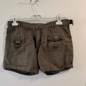 Korta shorts  - Ger lite Kim possible känsla med sin khakifärg samt stängningsbara fickor.