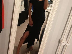 Gina tricot maxi klänning  - lång klänning från gina tricot I storlek xs med lappen kvar. Resår band i midjan och 2 slits nertill på varsin sida. Foder till höfterna ungefär så den är inte genomskinlig.  Jag på bilden är 178cm så den är en aning kort på mig