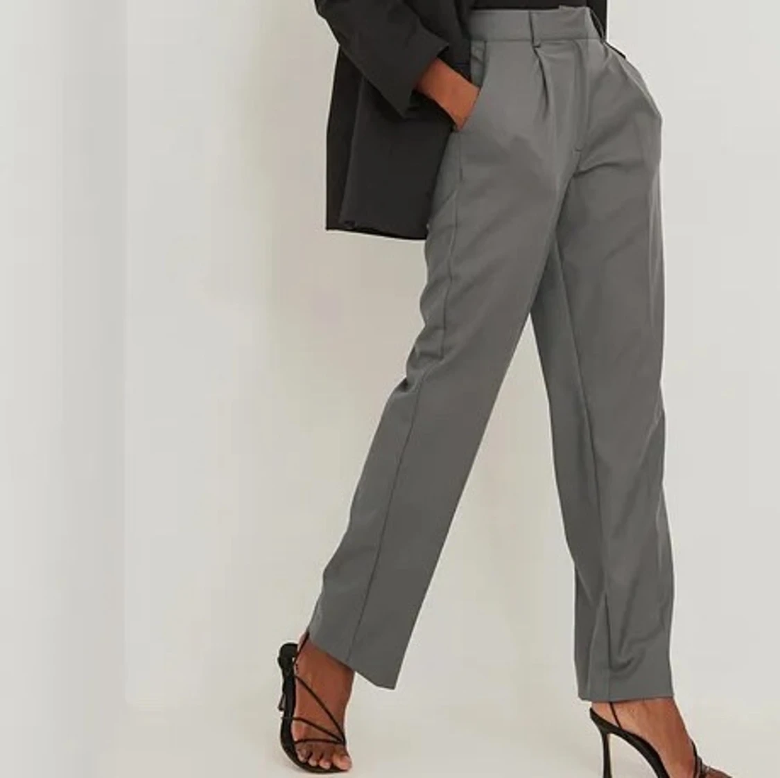 Grå kostymbyxor  - 91