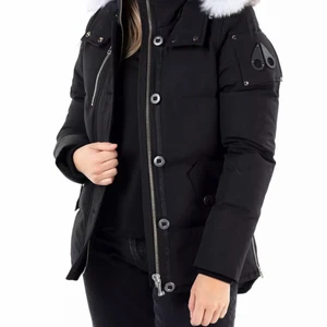 Moose knuckles jacka - Äkta moose knuckles jacka, nyskick & knappt använd. Köpt för 10.999 kr från johnells 2019 men har för mestadels bara hängt i garderoben. Den är för stor för mig och sitter inte som jag vill, det är en anledning till att jag säljer den. Köparen står för frakten. Kan skicka fler bilder vid intresse. Pris kan diskuteras vid snabbaffär.