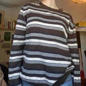 Randig sweetshirt  - Super fin och i bra sick. Köpt på secondhand och super skönt material. Köparen står för frakten📦💓