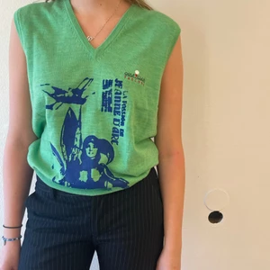 Grön Väst med Jean Darc - En grön väst med blått tryck