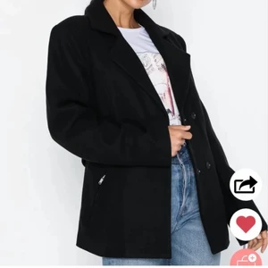 Svart kappa/jacka - En svart perfekt vårkappa från Nelly. Nypris 699 kr. Har aldrig kommit till användning hos mig tyvärr. Storlek 36. KÖP GÅR FÖRE FRÅGOR! Den är din för 170 plus frakt ifall de blir aktuellt 🌸💃🏼🕺🏼