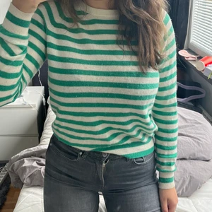 STICKAD TRÖJA🤍🤍 - Stickad tröja från zara💚 knappt använd nypris 499 kr säljer för 270💚💚