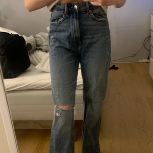 Mörkblå jeans med hål  - St 36, jag är ca 160 cm och tycker de är perfekt längd för oss som är runt 160. Jensen har ett hål på vänstra knäet och ett hål vid bakre fickan. 100kr+ frakt💕