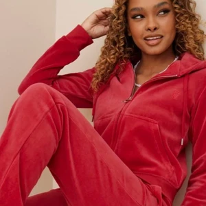 Juicy couture - Säljer då min röda juicy couture tröja då den inte kommer till användning längre. Det är storlek M och den passar mig som är S eftersom den är mindre i storlekarna, skriv privat för fler bilder då min bild ej är så tydlig. Minst 800 + frakt men kan sänka om det är snabb affär  (köpte för 1100 från hemsidan) den är i nytt skick och bara använd 2-5 gånger