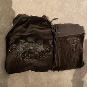 Juicy Couture set - Brunt juicy couture set, text på ryggen, inga fickor och ingen text på baksidan av byxorna. Köparen står för frakten, en del för 600 båda för 1000, skulle säga S i storleken