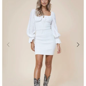 Vit klänning - Jag säljer denna fina vita klänning från Adoore som passar perfekt till studenten! Säljer pga har en annan klänning till studenten. Klänningen är oanvänd och förpackning och lappar finns kvar. Den är i storlek 40💗 Orginalpris: 1495kr. Köparen står för frakten!