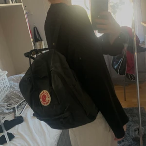 Fjällräven ryggsäck - Säljer denna super fina svarta fjällräven väskan som jag köpte för ett år sedan❣️❣️ säljer pga att den inte kommer till användning längre.