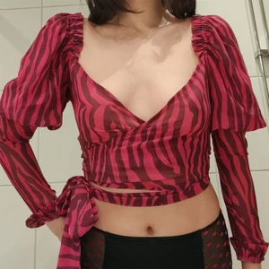 For Love and Lemons topp - Underbar omlott-topp i halvgenomskinligt material från For Love and Lemons 🍋 använd en gång. Materialet är ej stretchigt, ärmarna är rätt smala. Passar storlek XS-S. Säljes pga utlandsflytt, kan gå ner i pris vid snabb affär och upphämtning! Nypris ca 1500 kr