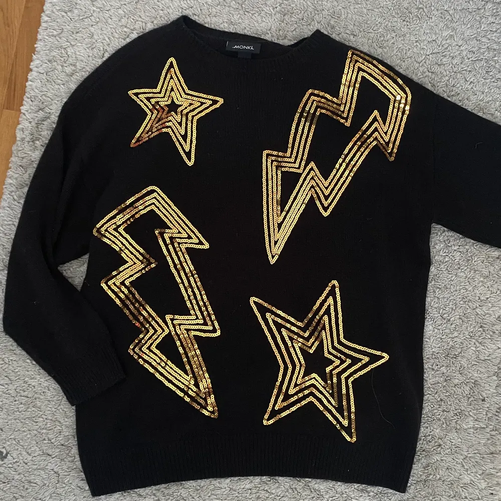 Såå fin oversized svart stickad tröja med guldiga paljett- stjärnor och blixtar. Tröjor & Koftor.