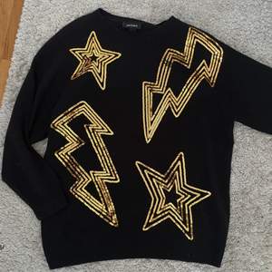 Såå fin oversized svart stickad tröja med guldiga paljett- stjärnor och blixtar
