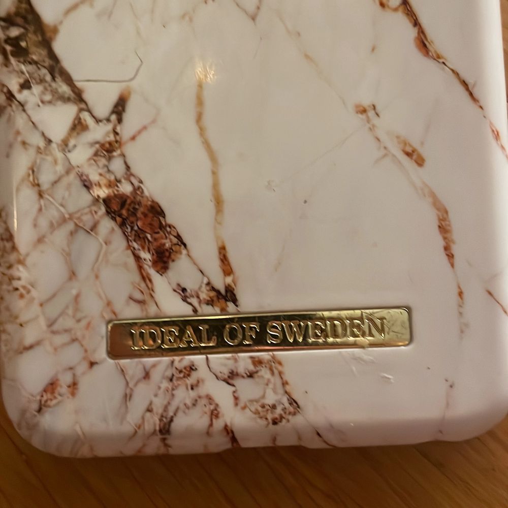 Detta skal är från ideal of sweden. 70kr inkl frakt ⚡️!!!!! Det har pytte lite repor men syns knappt. Säljer detta skal för att har fått en ny mobil och kan inte använda det!💗. Övrigt.