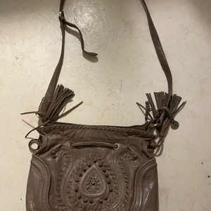 Brun Aura handväska - Säljer denna otroligt fina handväska i jättefint skick. Nypris: 1500. Säljer pga att jag helt enkelt tröttnat på den. 