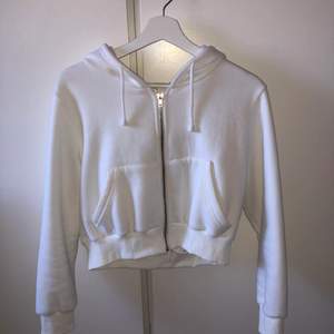 Säljer denna vita zip hoodie som är bara använd en gång. Är i storlek M men är liten i storleken så kulle säga XS/S. Mycket bra skick och köparen står för frakten.
