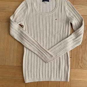 Tommy Hilfiger tröja  - Tommy Hilfiger tröja med lite glitter tråd i! 😃 Storlek Xs 🌺 Priset + Frakt 📦 