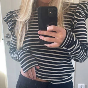 Randig topp med volang  - Svartvitt randig topp från zara i storlek S🤍 frakt tillkommer!