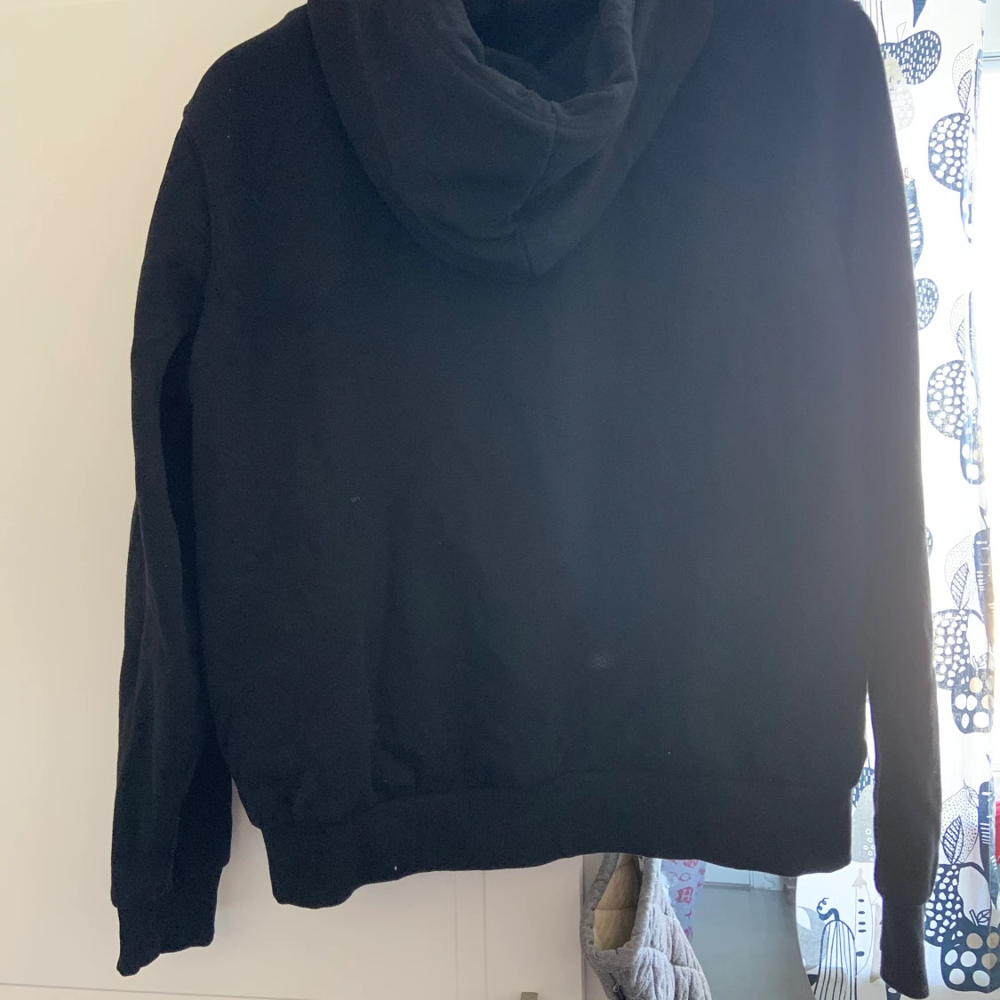 H&M Svart Hoodie strl L - 91